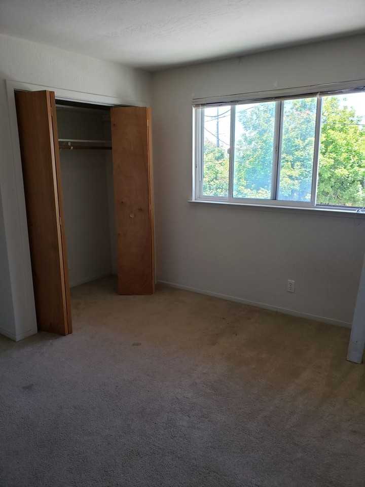 210 Locust St - Photo 7 of 9