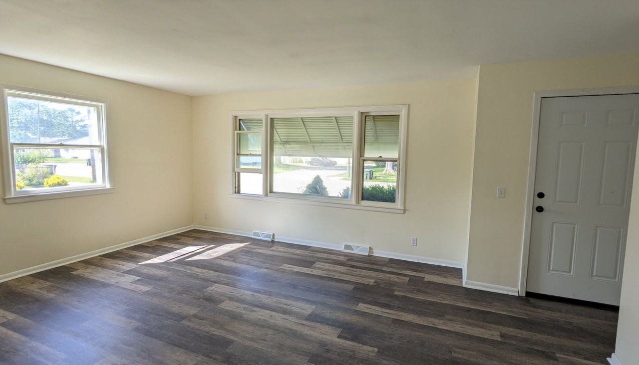 1692 Roberts St - Photo 2 of 9