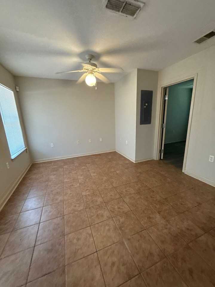 1609 W Pensacola St - Photo 2 of 8