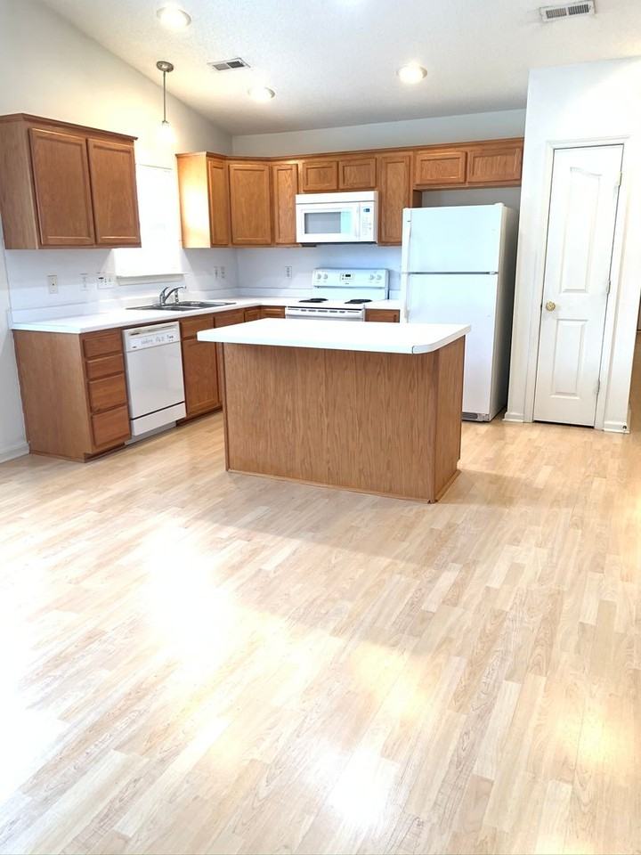 134 Springwood Ln - Photo 3 of 17