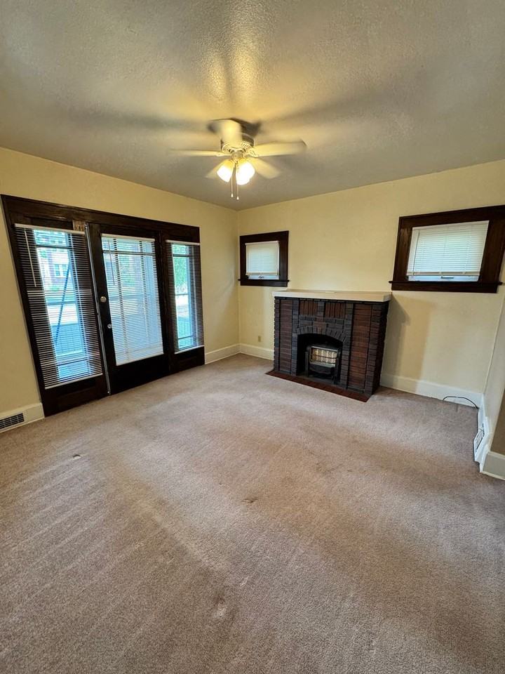207 E Broadway Ave - Photo 2 of 20