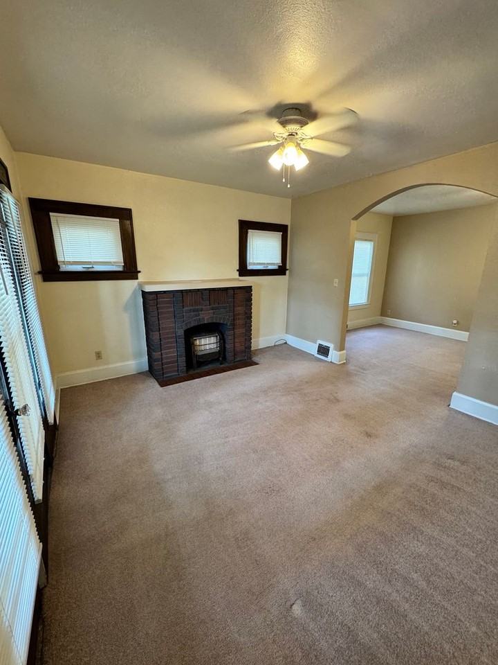 207 E Broadway Ave - Photo 3 of 20
