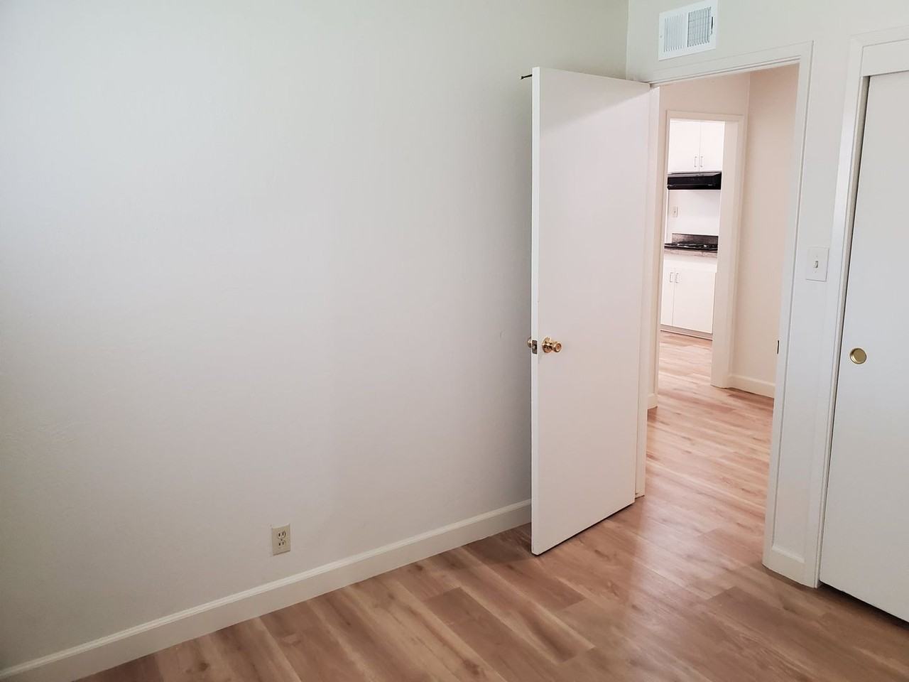 3343 Geneva Dr - Photo 4 of 9