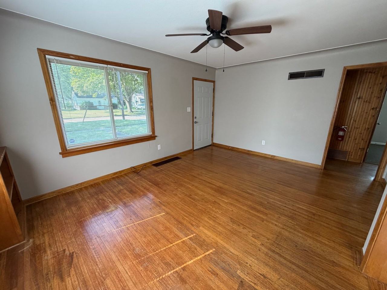 310 Pasadena Blvd - Photo 3 of 11