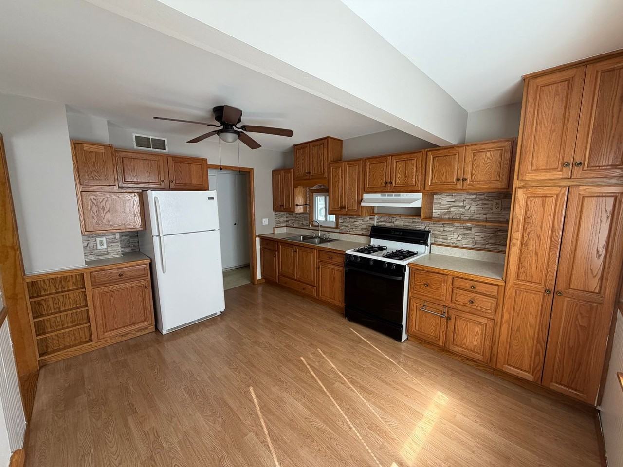 310 Pasadena Blvd - Photo 4 of 11