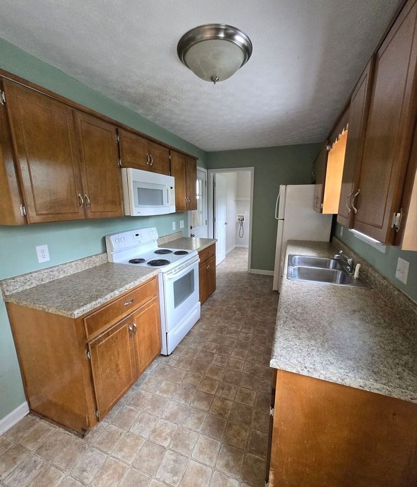 180 Dogwood Ave - Photo 6 of 16