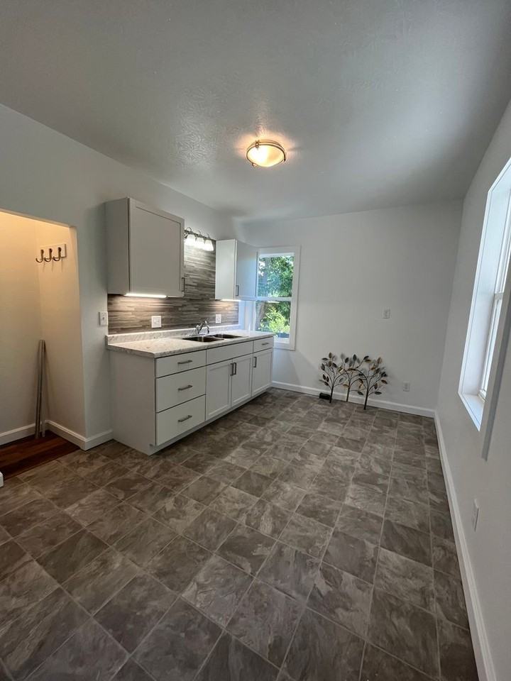 616 S Duluth Ave #2 - Photo 5 of 14