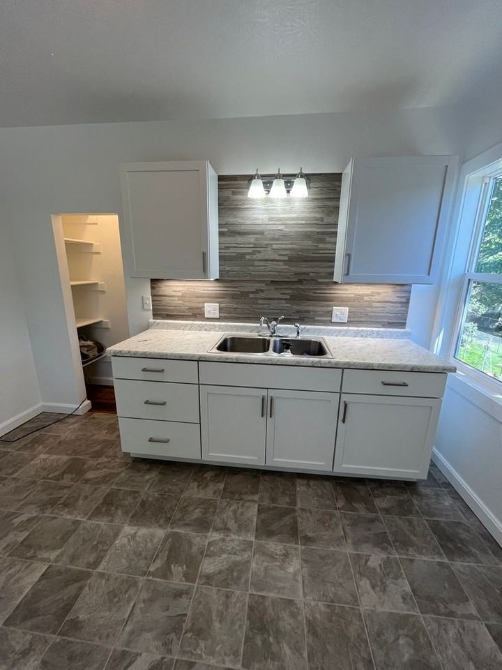 616 S Duluth Ave #2 - Photo 6 of 14