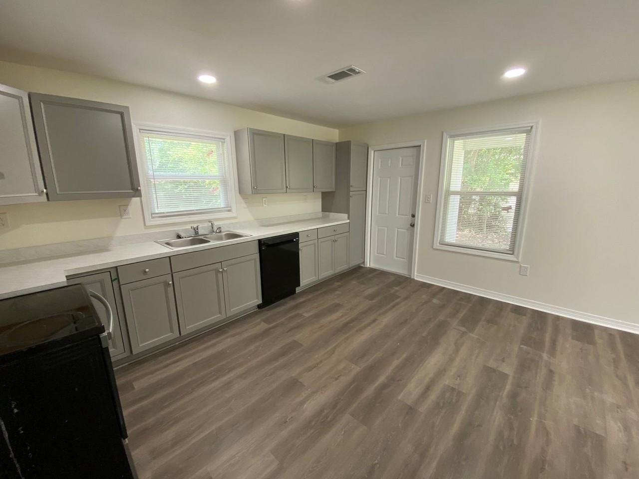 2468 Morningside Dr - Photo 2 of 13