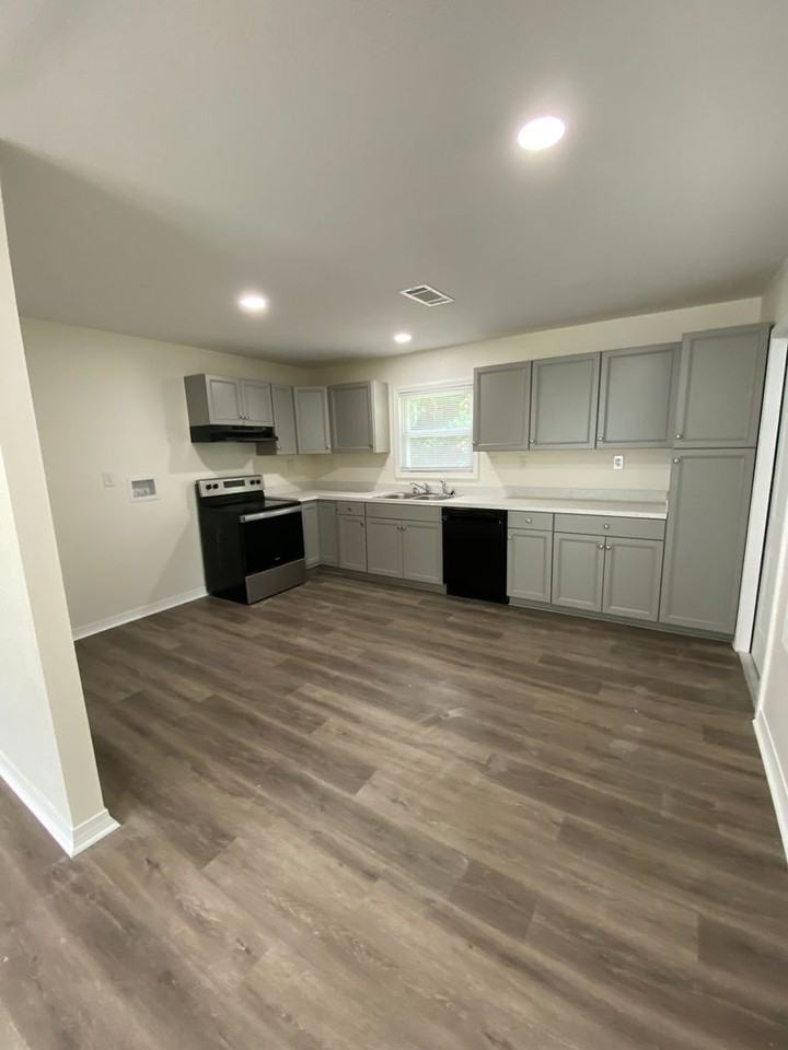 2468 Morningside Dr - Photo 3 of 13