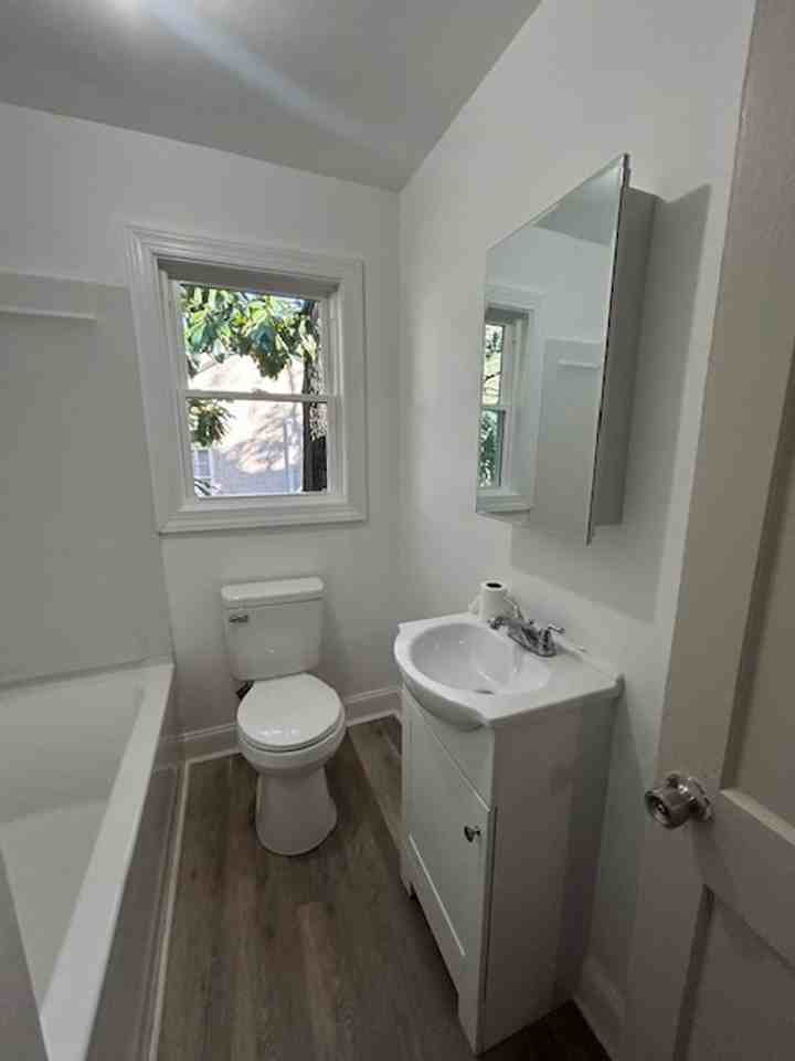 438 Northside Dr #B - Photo 3 of 4