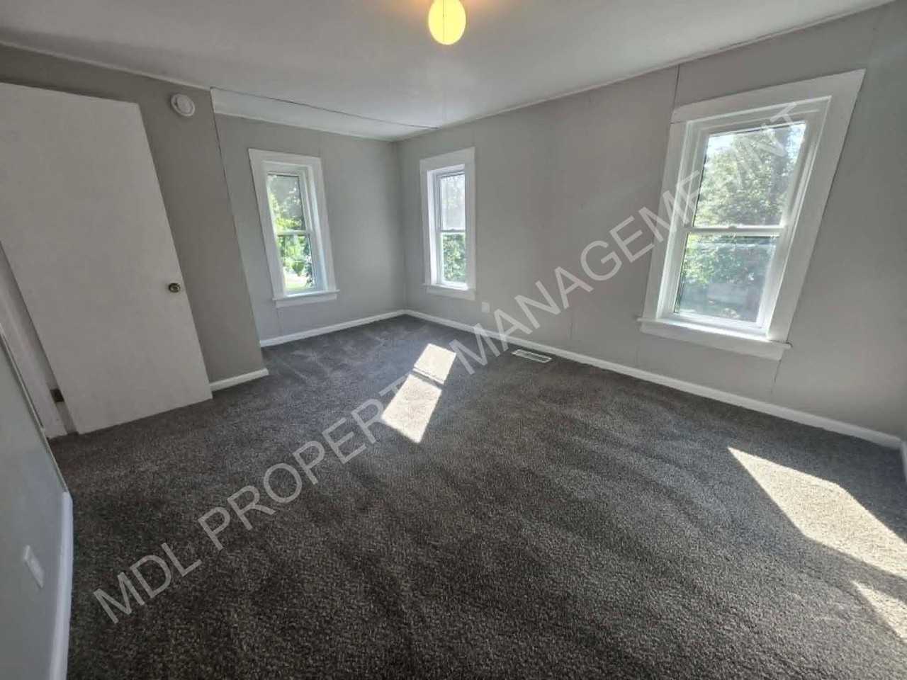 913 N Granger St - Photo 2 of 11