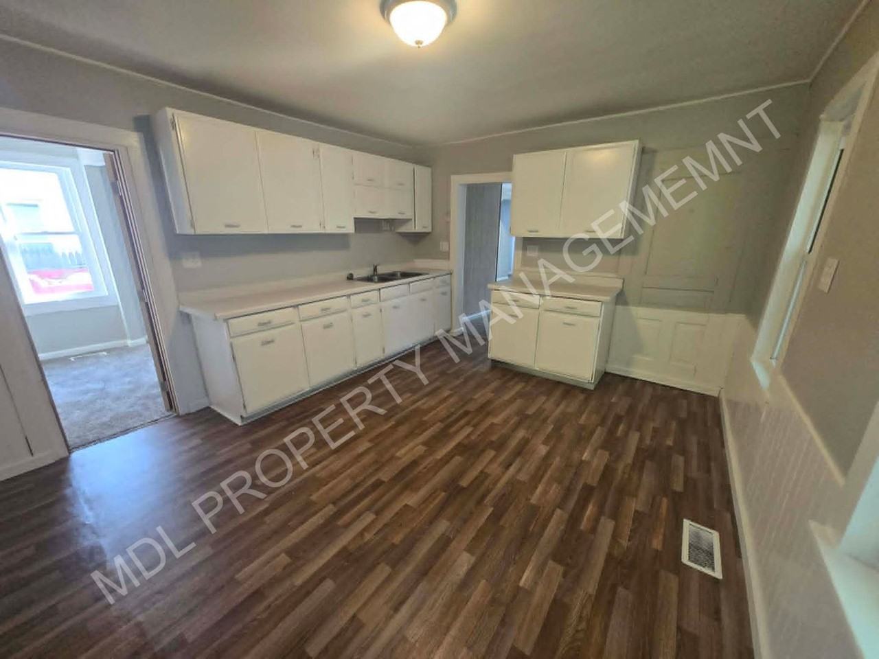 913 N Granger St - Photo 3 of 11