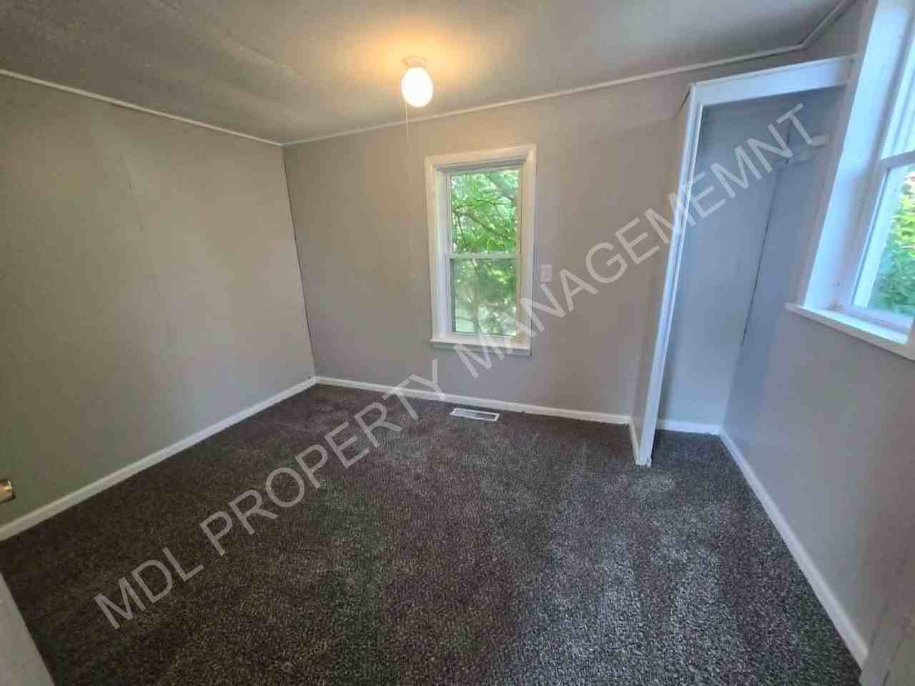 913 N Granger St - Photo 5 of 11