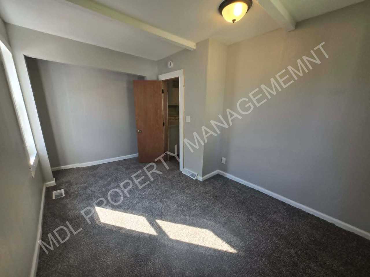 913 N Granger St - Photo 6 of 11