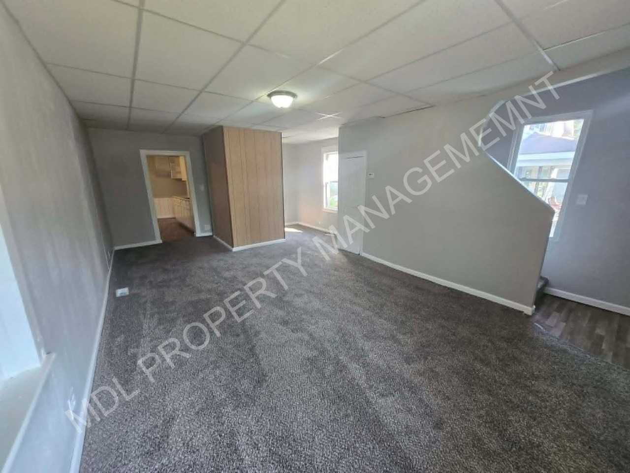 913 N Granger St - Photo 7 of 11
