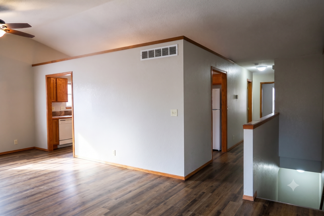 123 N Florence St - Photo 3 of 16
