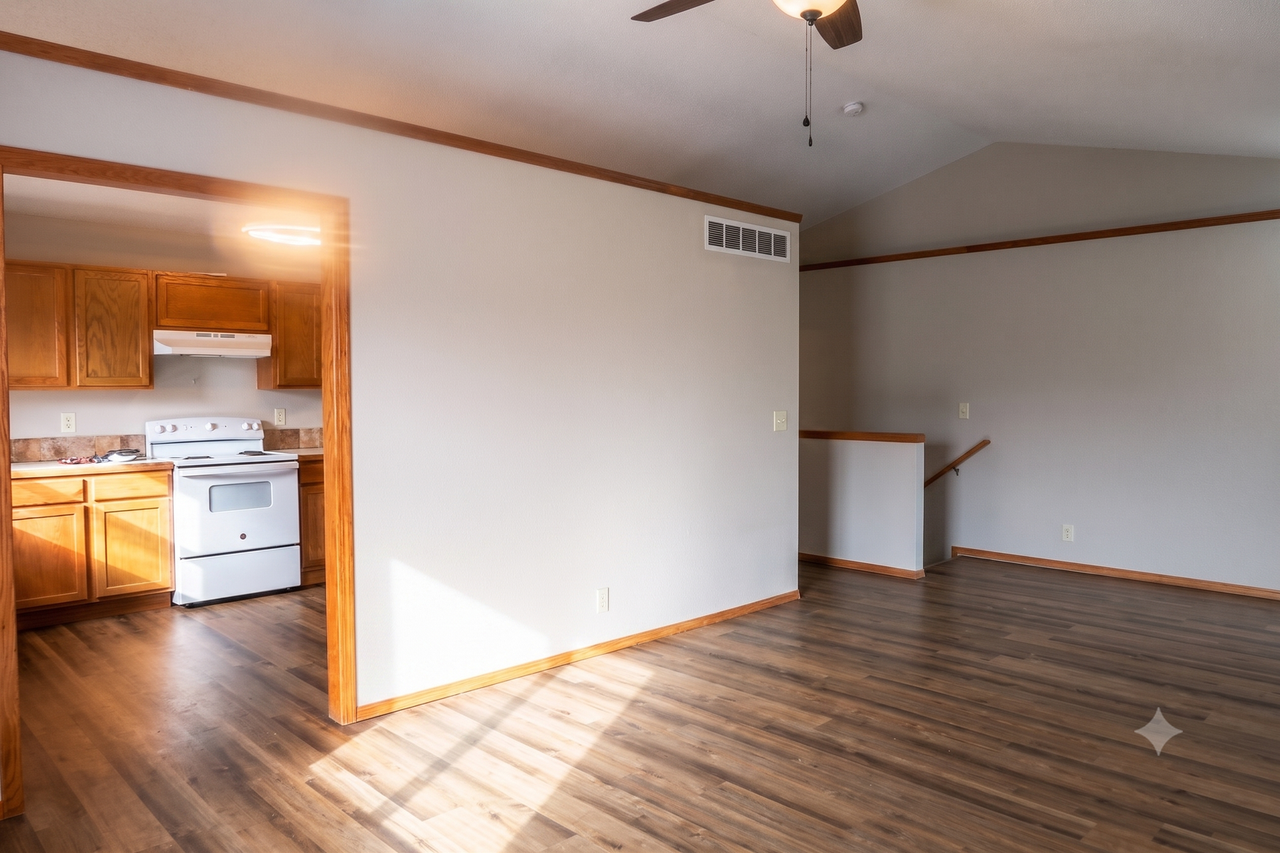123 N Florence St - Photo 4 of 16