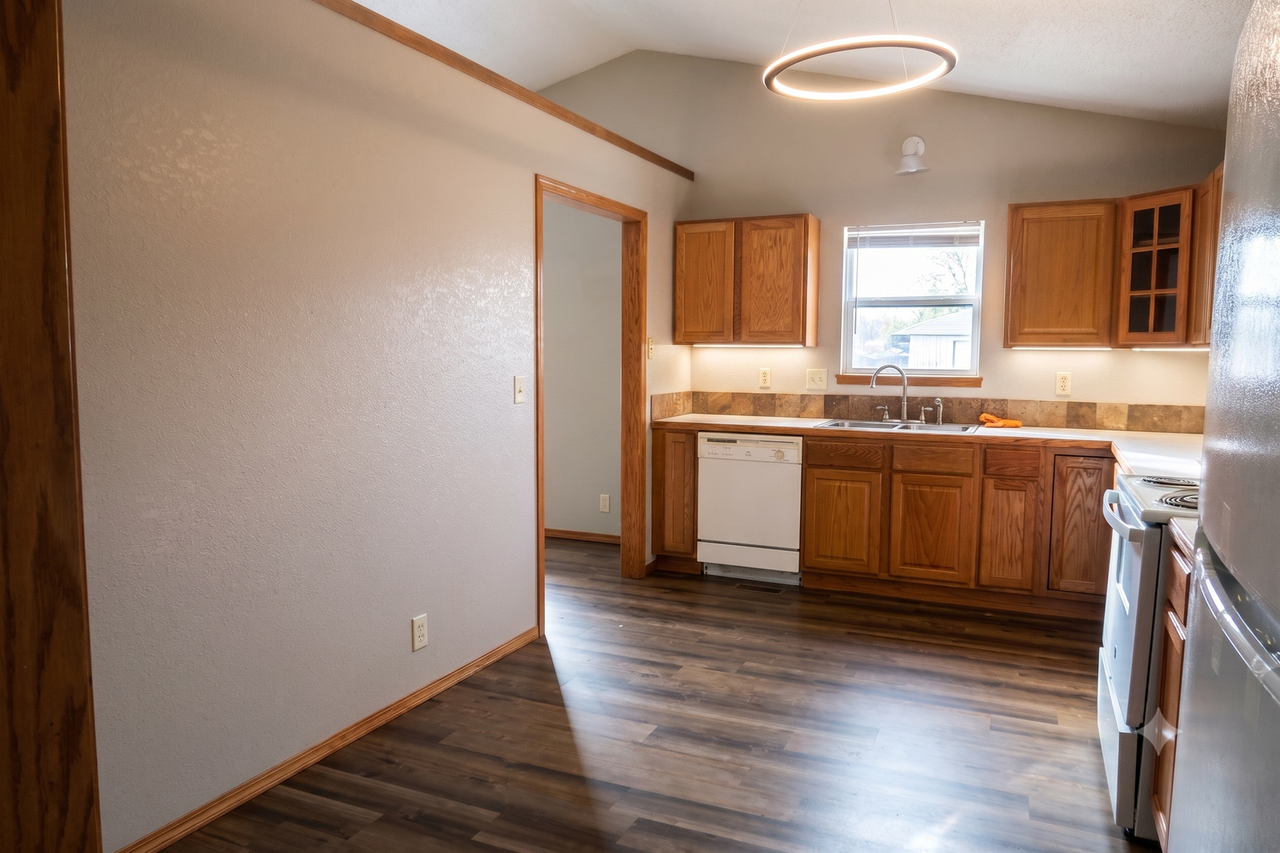 123 N Florence St - Photo 6 of 16