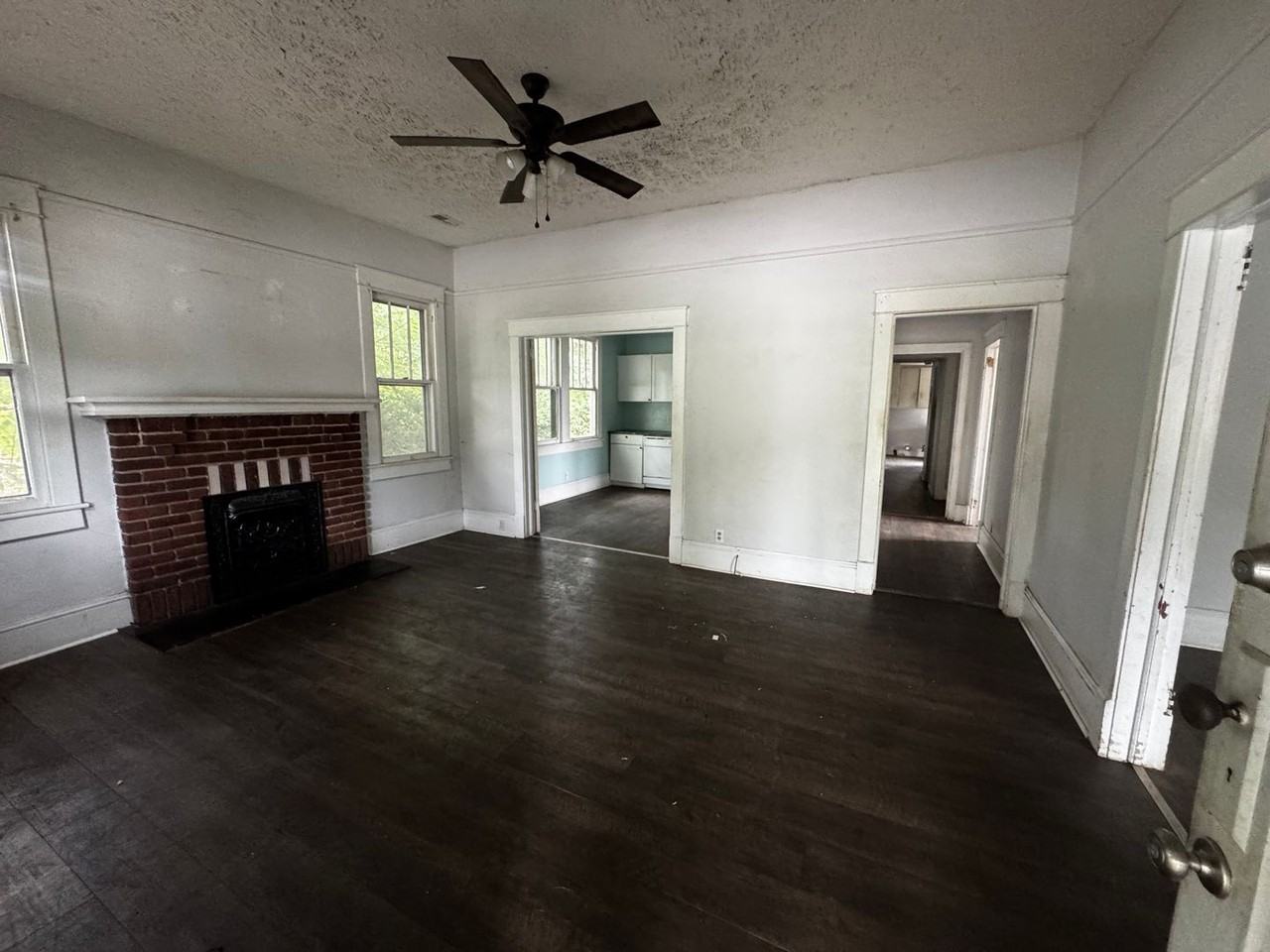 1004 Fallston Rd - Photo 5 of 35