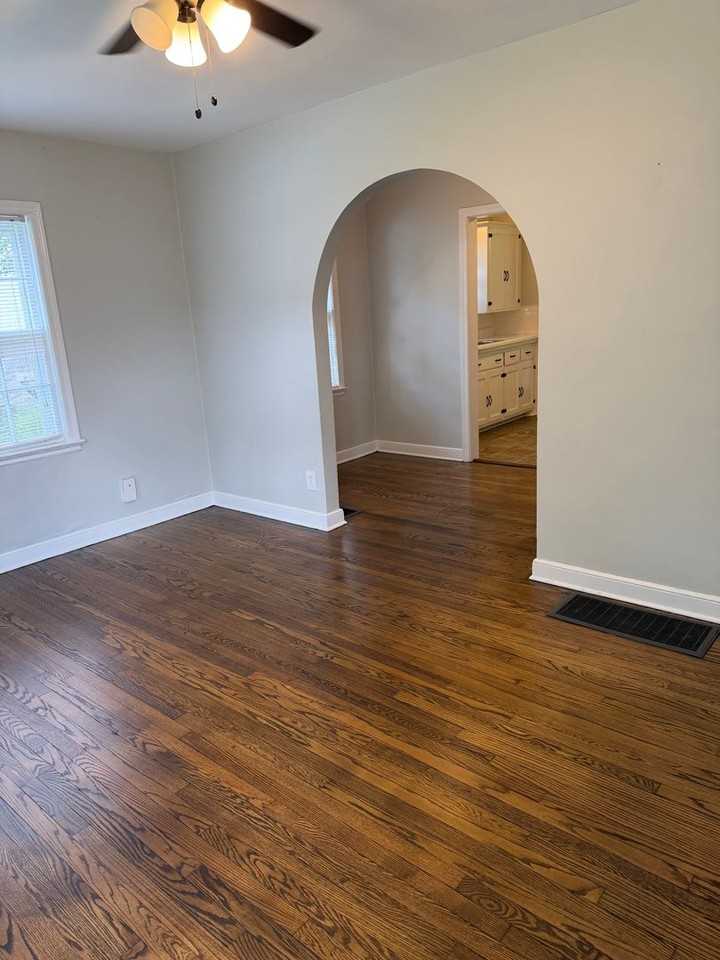 2031 Benjamin St - Photo 3 of 11