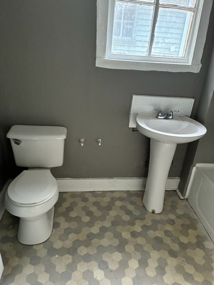337 28th St - Photo 2 of 6