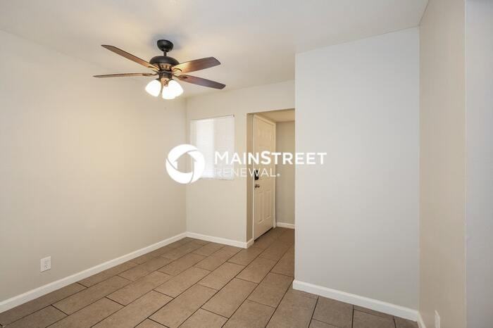 2126 Citroen St - Photo 4 of 15
