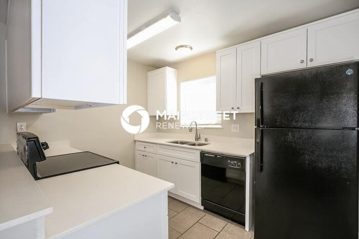 2126 Citroen St - Photo 6 of 15