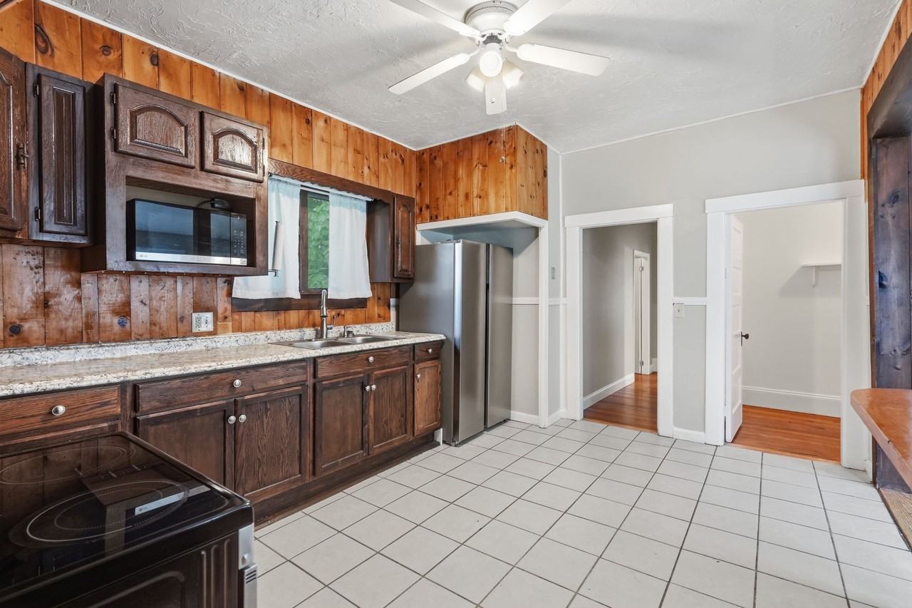 457 N Franklin St - Photo 4 of 32