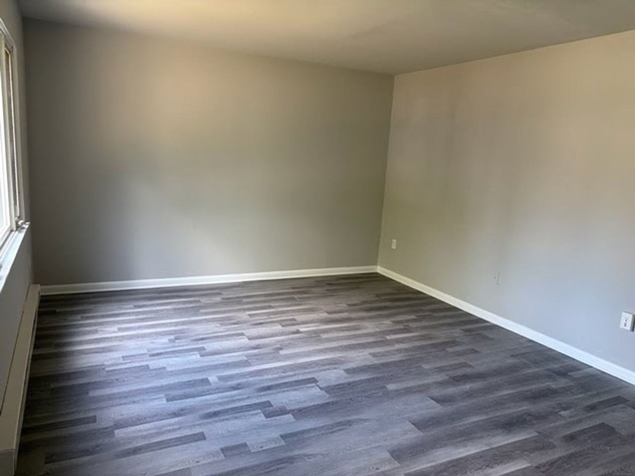 1090 Williamsburg Rd - Photo 3 of 16
