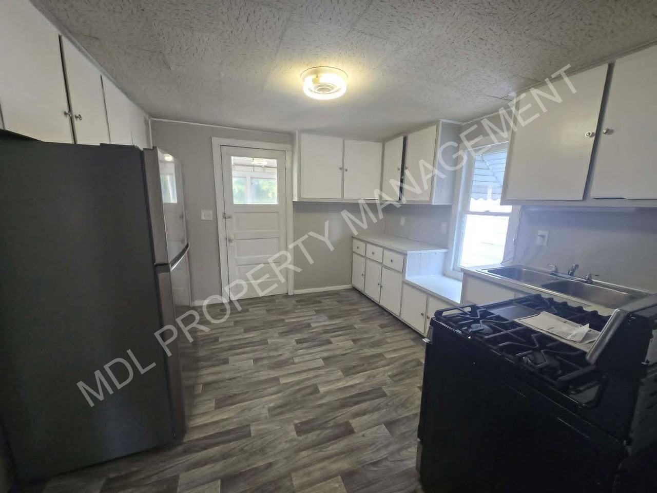 402 Wellington St - Photo 2 of 9