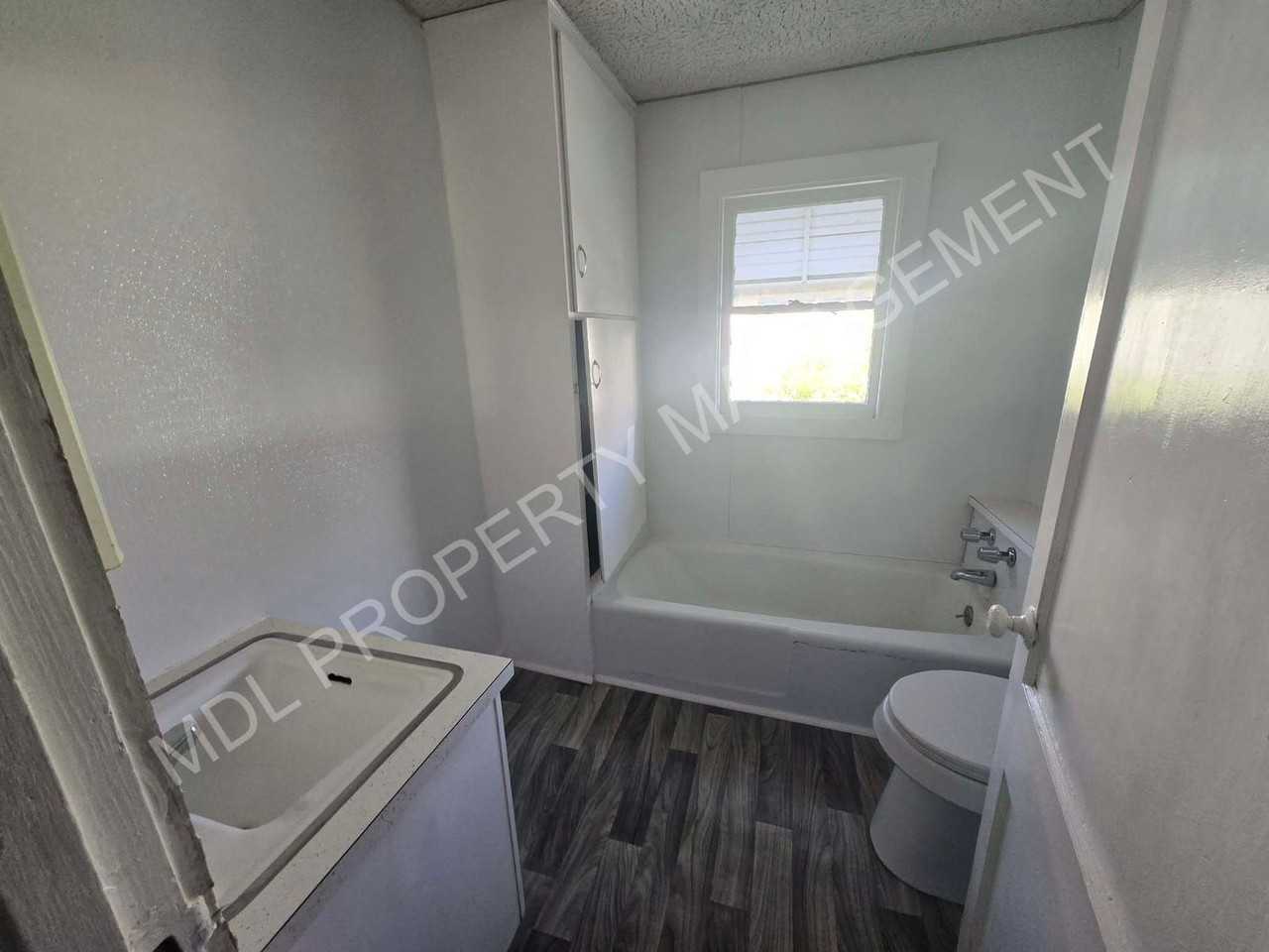 402 Wellington St - Photo 5 of 9