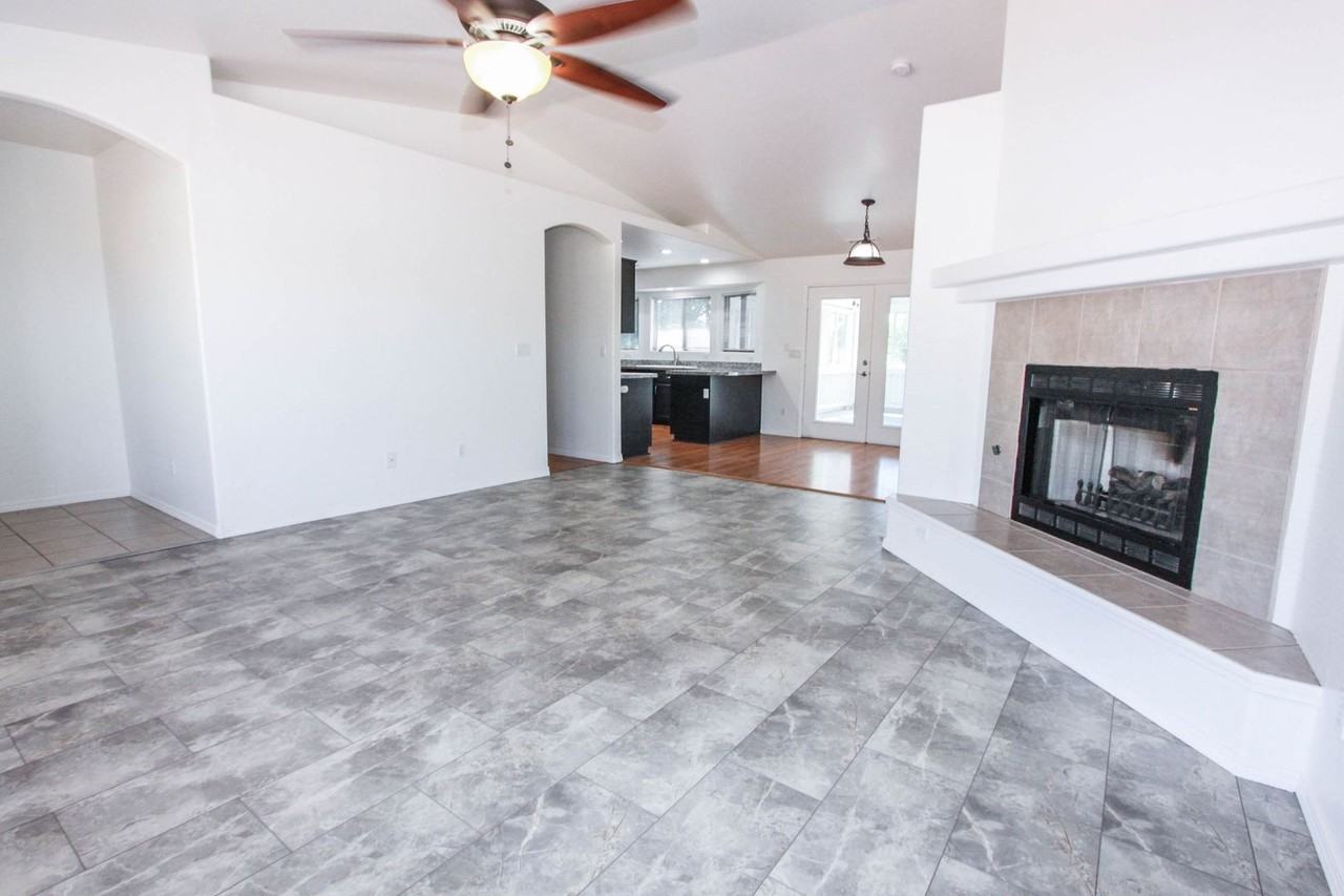 4266 N Saratoga Dr - Photo 3 of 27
