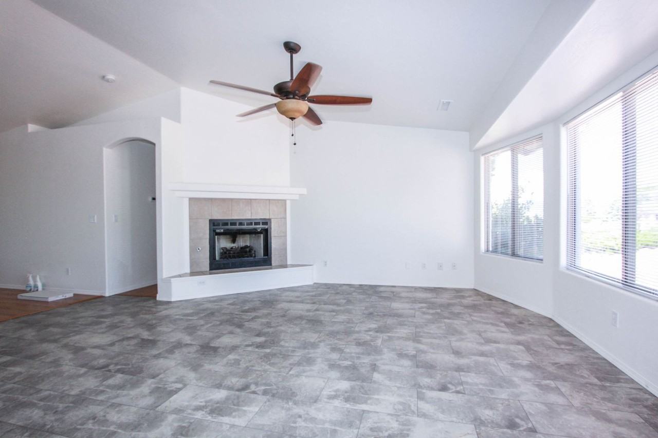 4266 N Saratoga Dr - Photo 4 of 27
