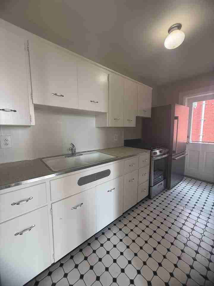 242 S Hanover St - Photo 3 of 8