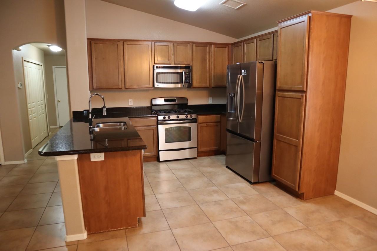 1426 Bonnie View Pl - Photo 3 of 30