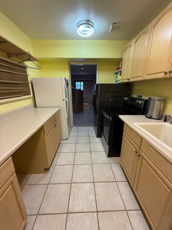 228 Maple Dr - Photo 4 of 12