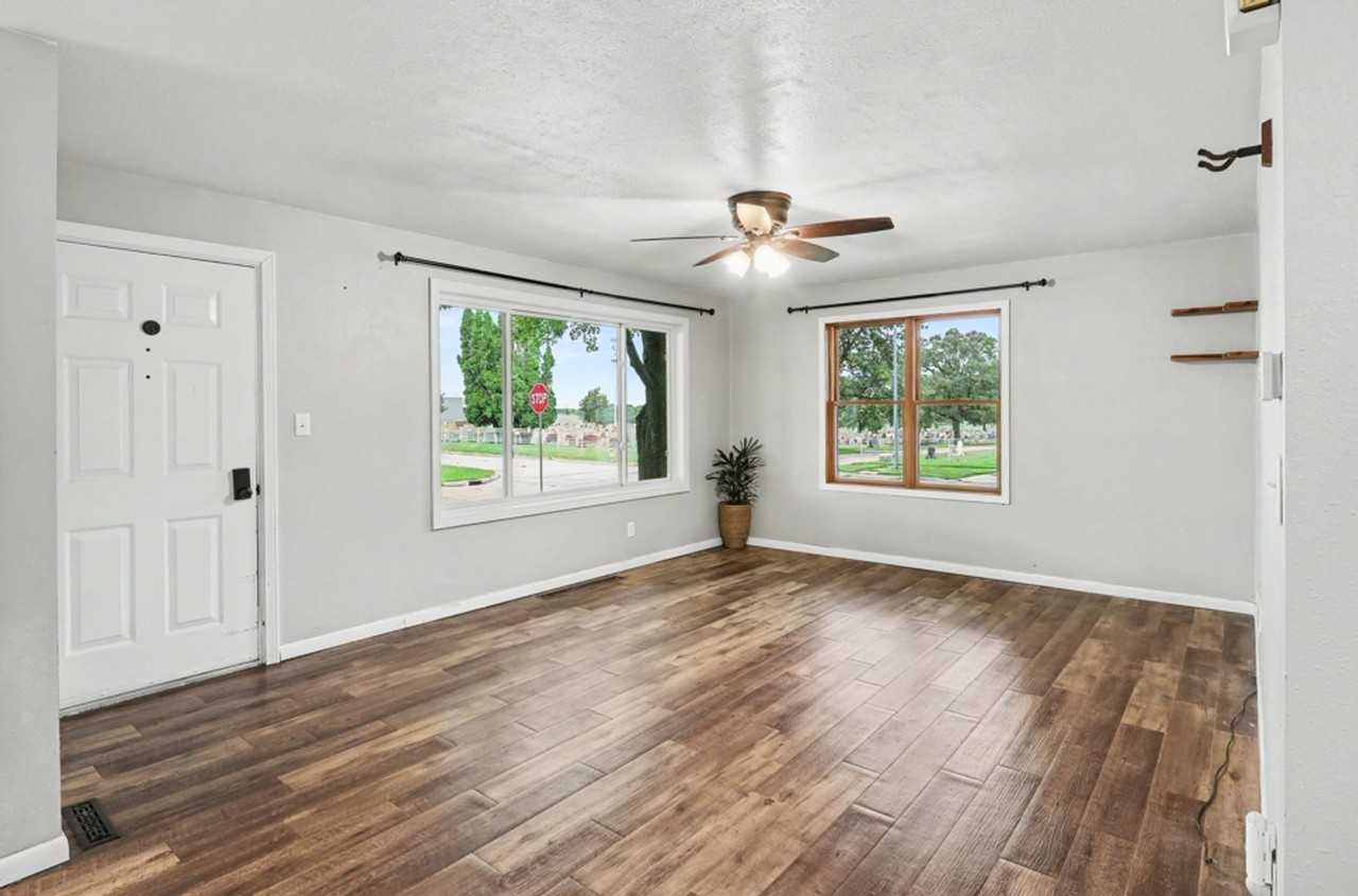 914 W 5th St - Photo 2 of 14