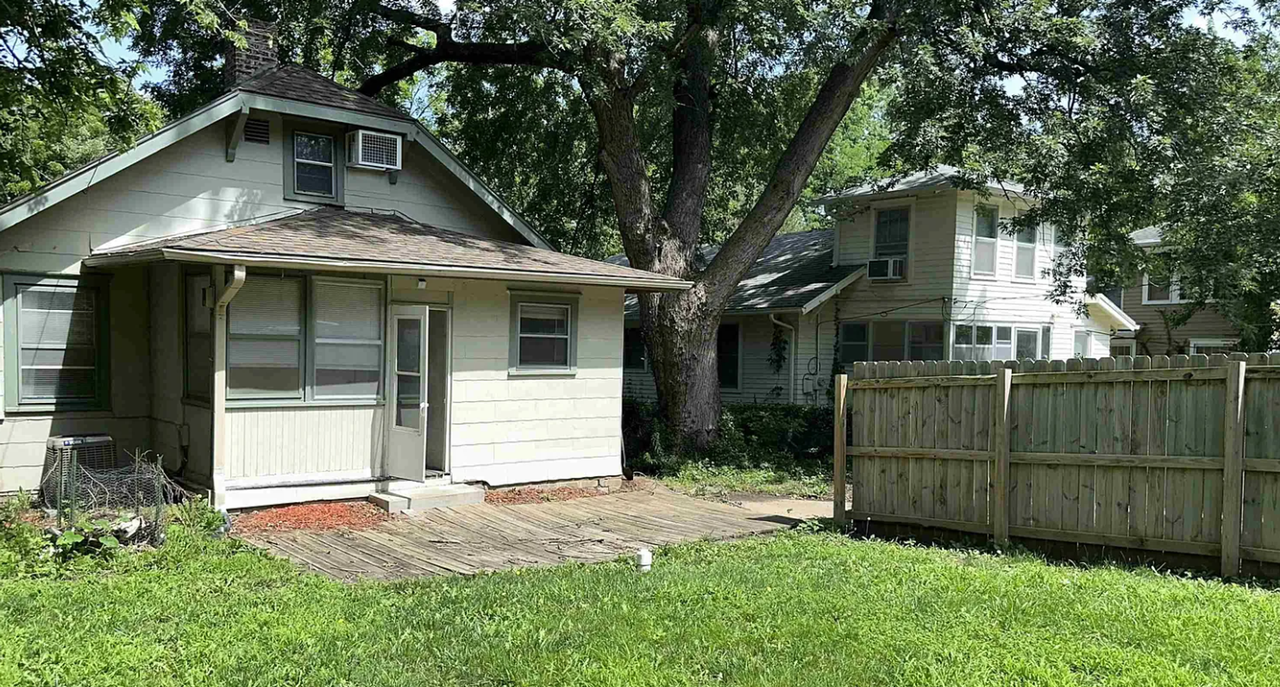 1213 Sw Plass Ave - Photo 2 of 24