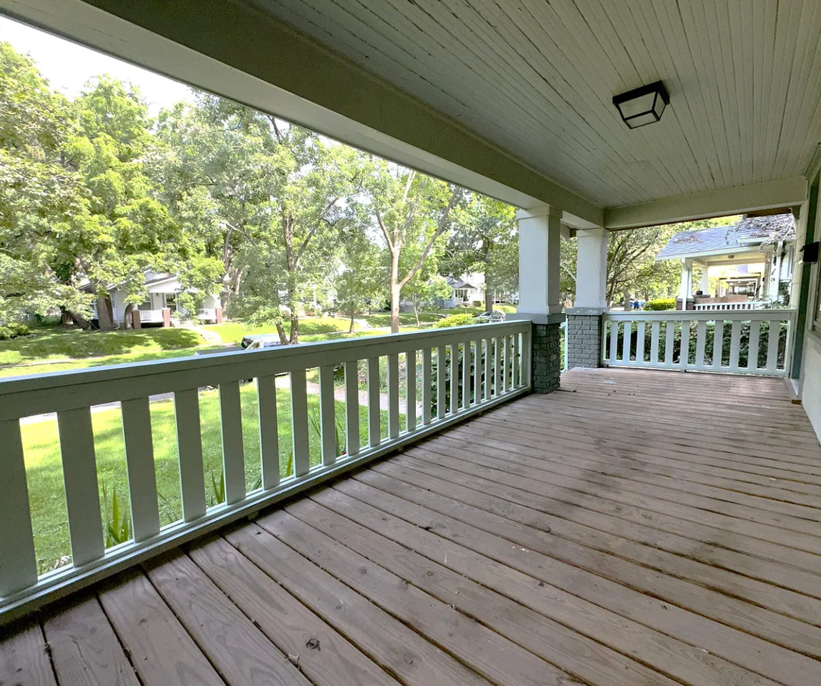 1213 Sw Plass Ave - Photo 4 of 24