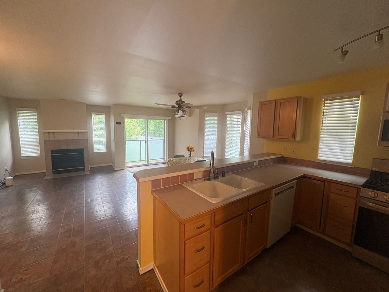 12549 Roosevelt Way Ne #4 - Photo 2 of 31
