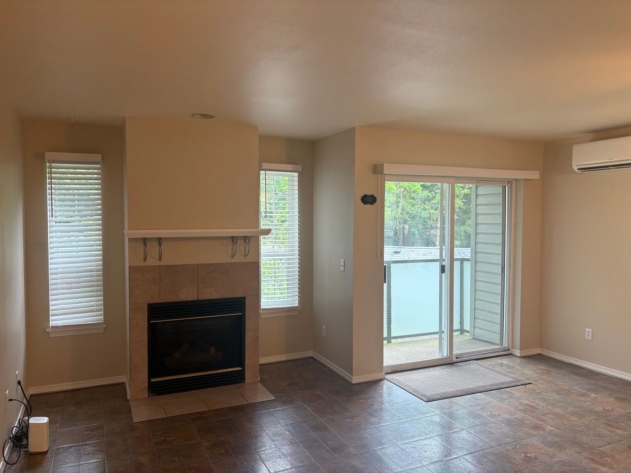 12549 Roosevelt Way Ne #4 - Photo 5 of 31