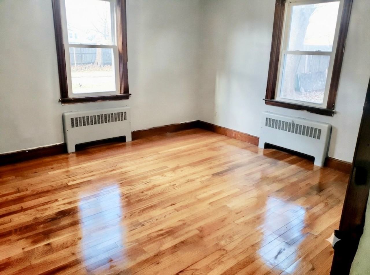 1125 Smith St - Photo 4 of 9