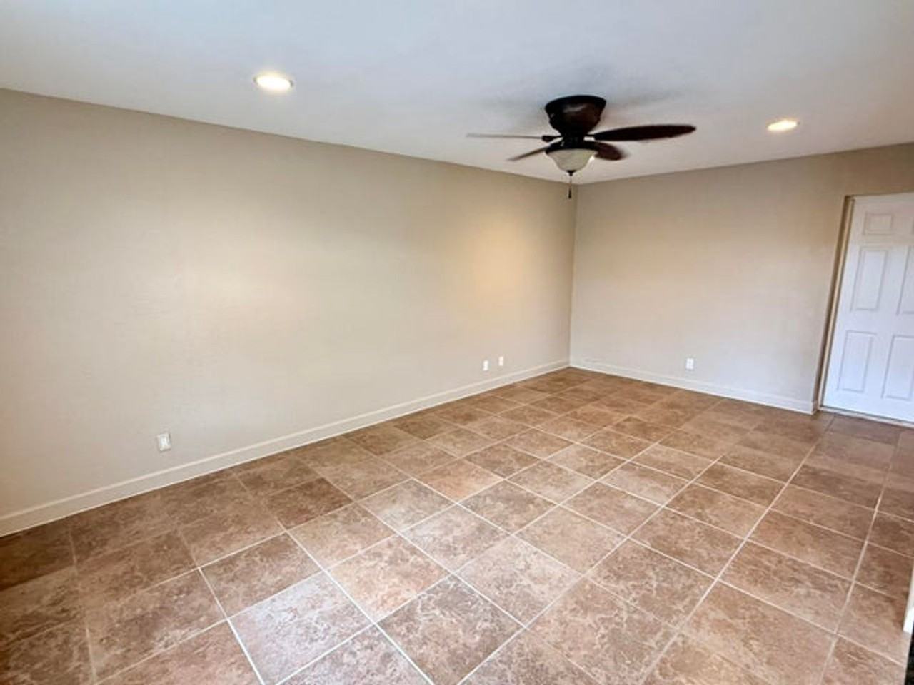 180 Sw 32nd Ter - Photo 3 of 12