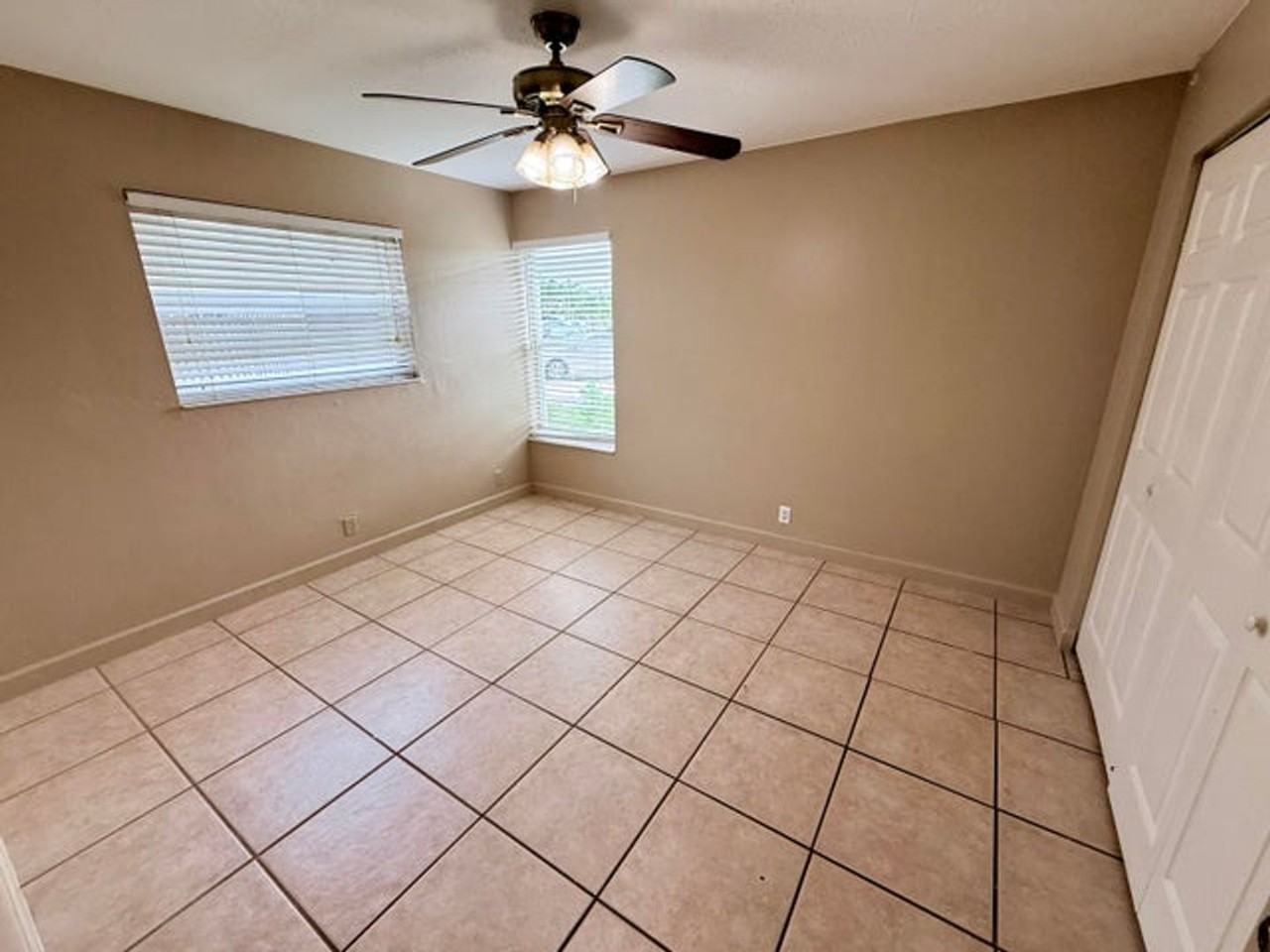 180 Sw 32nd Ter - Photo 6 of 12