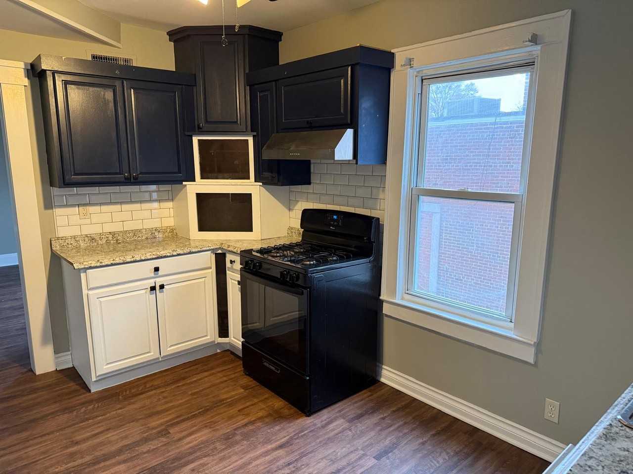 628 Grove St #4 - Photo 4 of 7