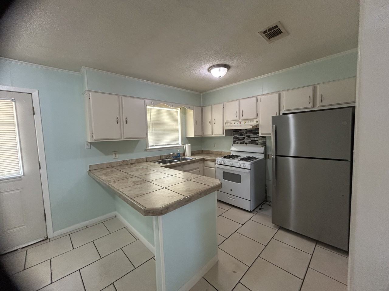 1010 Shirley Dr #NA - Photo 2 of 8