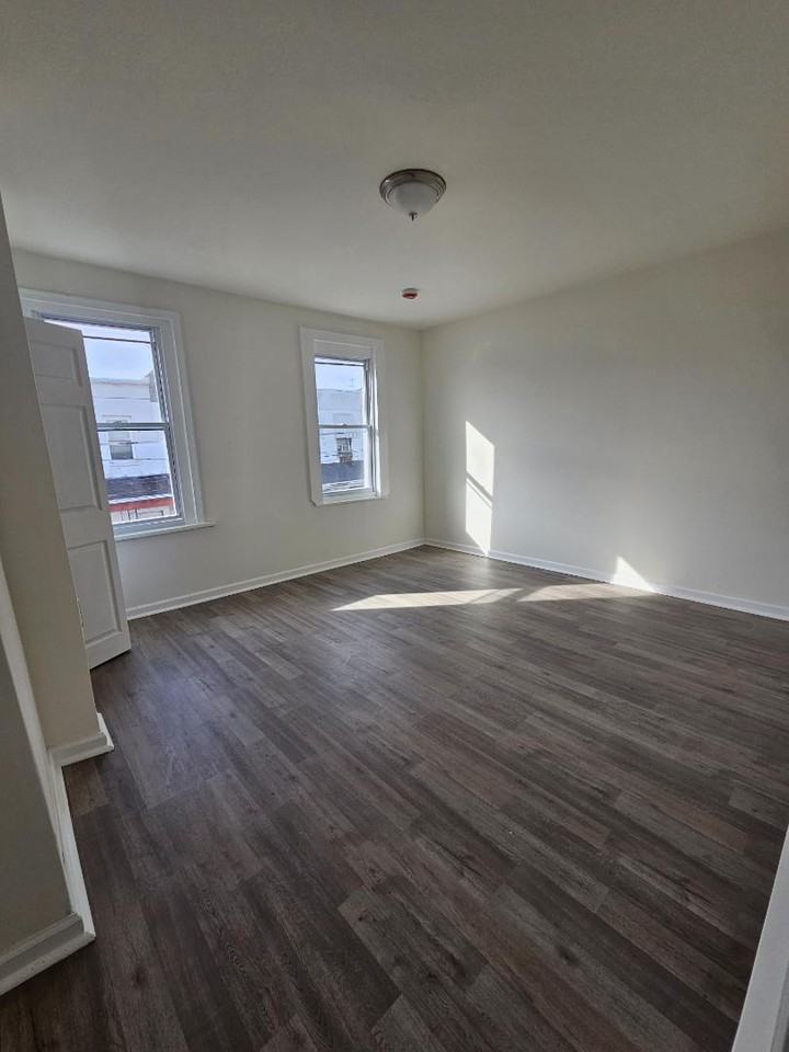 6125 Glenmore Ave - Photo 4 of 12