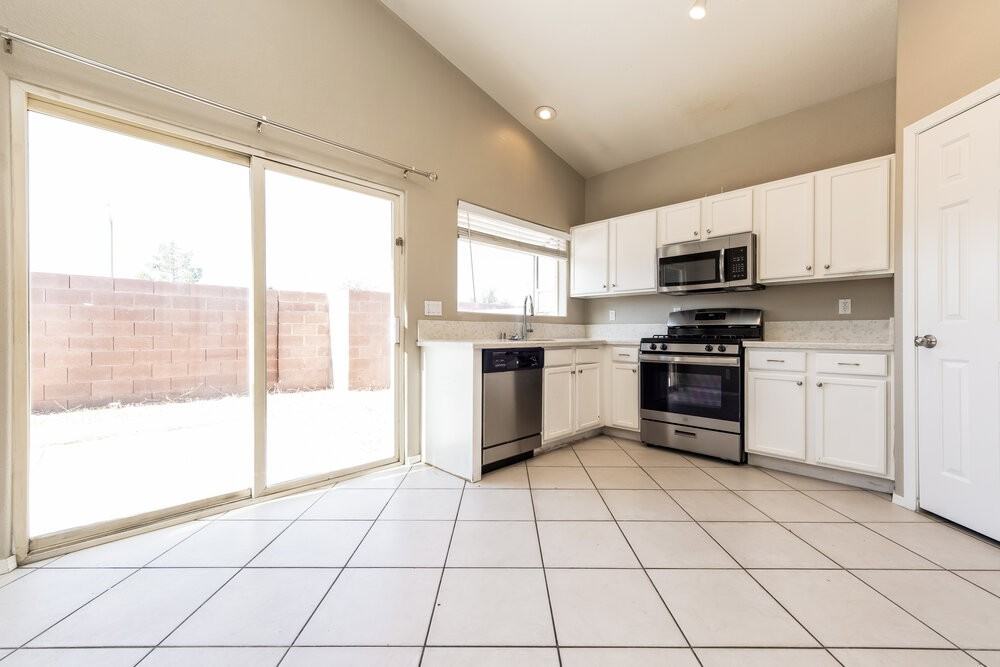 611 Snake Charmer Ave - Photo 5 of 16