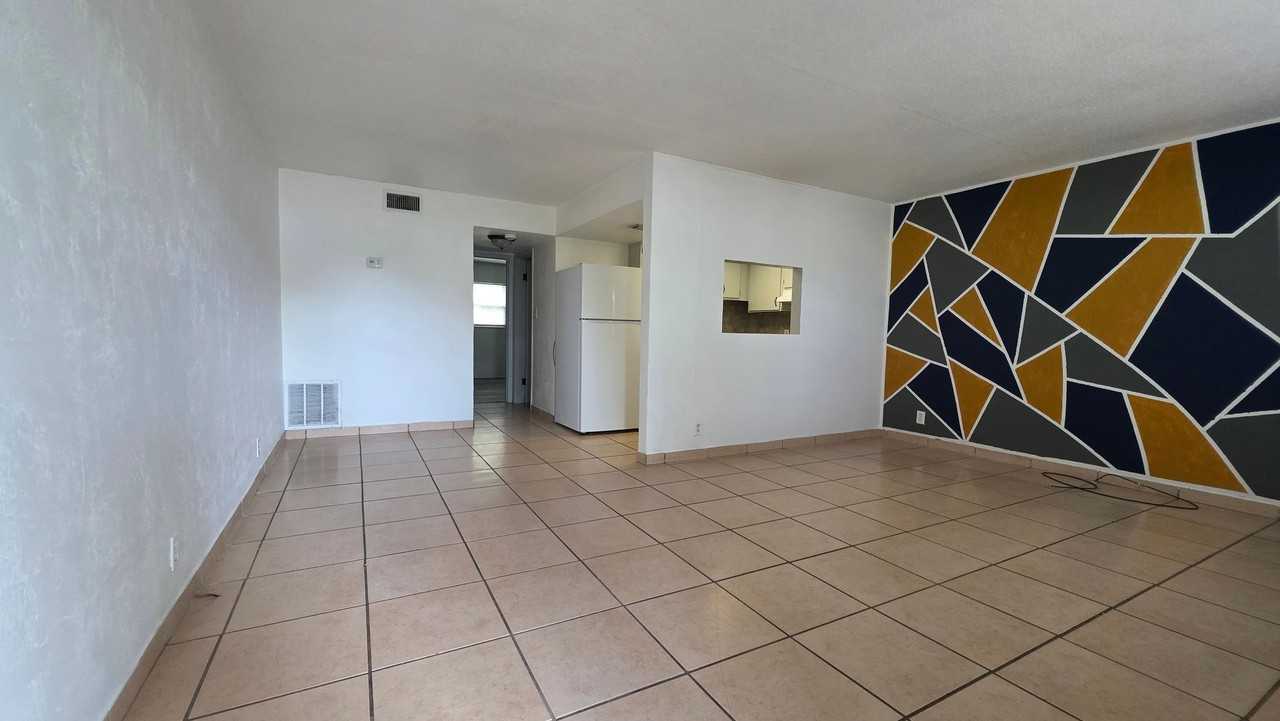 1140 S Ridgewood Ave - Photo 2 of 7